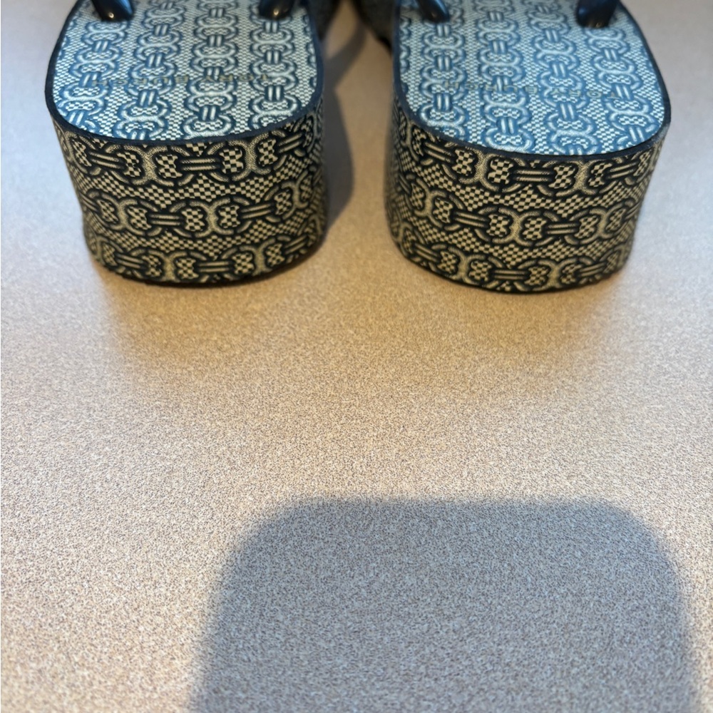 EUC Tory Burch Blue & White Geometric Patterned Wedge Slip On Flip Flop Sandals - Picture 4 of 6